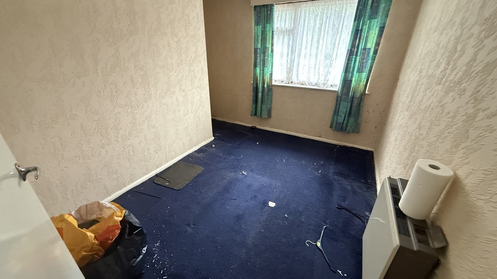 Lot: 105 - A VACANT FIRST FLOOR MAISONETTE REQUIRING IMPROVEMENT - Internal image of bedroom